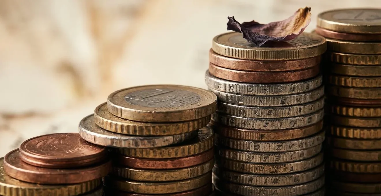 Vue macro sur des éléments symbolisant l'augmentation des coûts funéraires